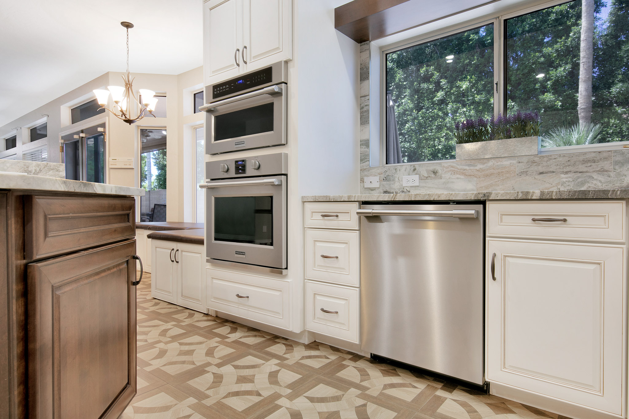 Kitchen remodel in Phoenix Valley showing custom cabinetry and countertops by Maverick Kitchens
